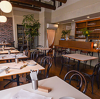 ヨーロッパのカフェを思わせる温かい空間