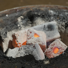 厳選された逸品の炭オガ炭を使用。じっくり焼いて本当の美味しさをご堪能ください