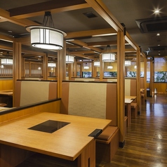 広々とした店内落ち着いたテーブル席です。人数に応じてお席をご用意いたします。※店舗により部屋の配置・席数が異なる場合がございます