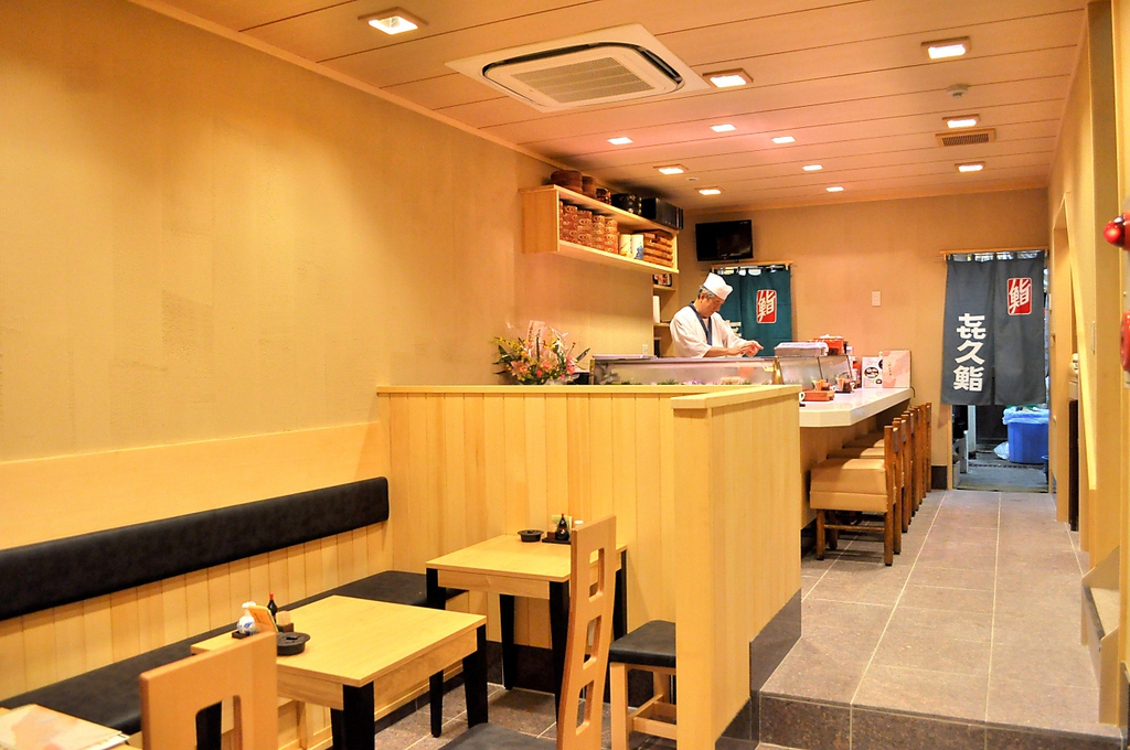 店内は広々とした空間。カウンター席で大将との会話も愉しめます。