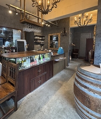 店内には、6名様用と3名様用のテーブル席をご用意しております。また、カウンターは4名様・3名様・2名様と、人数に合わせてご利用いただけます。