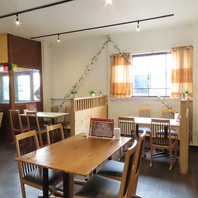 木の温もりあるお席で楽しむ絶品インドカレー