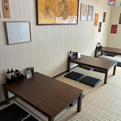 2階フロアーには、2名様から4名様までご利用いただける少人数向けのテーブル席もございます！ご夫婦やカップルでのデート、仲の良いご友人とのプライベートな飲み会など、様々なシーンに最適なお席となっております◎小倉駅から徒歩圏内とアクセスも抜群ですので、お仕事帰りなどにお気軽にお立ち寄りくださいませ♪