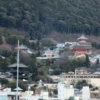 窓からは遠くに清水寺を眺めることができます