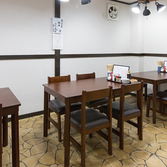 4名様で利用できるテーブル席を4卓ご用意しています◎