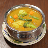 カレー・ナン・アラカルトなど、メニュー充実！