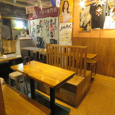 【4名テーブル席】木のぬくもりあふれる店内でご飲食をどうぞ！4人で座っても広々のテーブル席をご用意しておりますので会社宴会、友達同士でも飲み会にもぴったり★