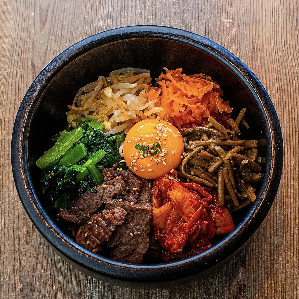 熱々の石鍋でお出しする石焼ビビンバは定番ながら人気メニュー！お焦げの香ばしさがたまりません。