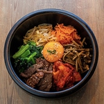 熱々の石鍋でお出しする石焼ビビンバは定番ながら人気メニュー！お焦げの香ばしさがたまりません。