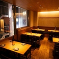 12～18名様対応の広々とした個室もご用意！会社のご宴会や同窓会など大人数での集まりにぴったり◎単品飲み放題のご利用も可能なので、こだわりの地鶏料理とご一緒に多彩なドリンクをお楽しみいただけます。周囲を気にせず盛り上がれるプライベート空間で、心ゆくまでお過ごしください♪※個室利用可能時間17:00~24:00