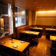 12～18名様対応の広々とした個室もご用意！会社のご宴会や同窓会など大人数での集まりにぴったり◎単品飲み放題のご利用も可能なので、こだわりの地鶏料理とご一緒に多彩なドリンクをお楽しみいただけます。周囲を気にせず盛り上がれるプライベート空間で、心ゆくまでお過ごしください♪※個室利用可能時間17:00~24:00