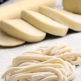 当店の自慢は、シェフが一つひとつ丁寧に作り上げる手打ちパスタ。厨房には本格的なパスタ調理設備を備えており、トスカーナ伝統の「ピチ」など、もちもちの食感を最高の状態で提供いたします。