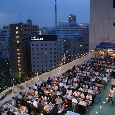 ホテル屋上の広々空間は総席数228席！夜空を眺めながら開放的なスペースで思う存分盛り上がってください。大人数でのご宴会や女子会など様々なシーンでご活用いただけます。お仲間やご家族など、お誘い合わせてお越しください。