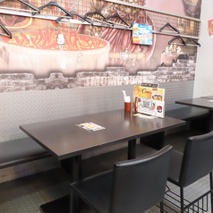 壁面はソファー席になっております。