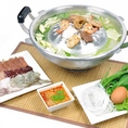 タイの定番鍋料理【タイすき鍋】鶏ガラベースのあっさりとしたスープに、海鮮や野菜、お肉をたっぷり入れて煮込み、特製の甘辛いタレ「ナムチムスッキー」でいただくタイのすき焼きです。日本のすき焼きとは一味違う、タイならではの奥深い味わいをご堪能ください。