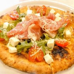 ピッツァカプレーゼ　生ハム添えPizza Caprese with prosciutto