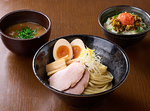 つけ麺とらーめん、それぞれに異なるこだわりを詰め込んだ自慢のメニューです