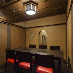 個室もございます。ご家族・お仲間の集まりなどのシーンに合わせてお使いいただけます。お集まりに応じて、少人数から大人数までご利用いただけます。※店舗により部屋の配置・席数が異なる場合がございます