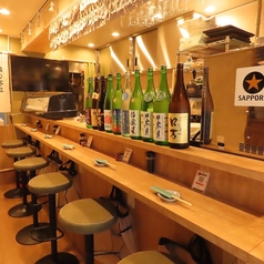 【特等席のカウンター】ズラリと並んだ日本酒の瓶が目を引くカウンター席は、お一人様やデートにもぴったりです!目の前には新鮮な海の幸が並ぶ寿司ネタケースもあり、ライブ感と共にお食事を心ゆくまでお楽しみ頂けます♪美味しい自慢のお寿司や種類豊富なお酒などを味わいながら、至福のひとときをお過ごしくださいませ◎