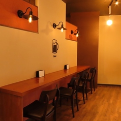 隣同士で語り合いたいカップルやご夫婦にもおすすめ。落ち着いた雰囲気のテーブル席とは異なり、大衆酒場ならではの活気と臨場感を肌で感じられます♪