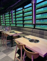 チャミスル瓶が並んでライトアップされ雰囲気抜群！