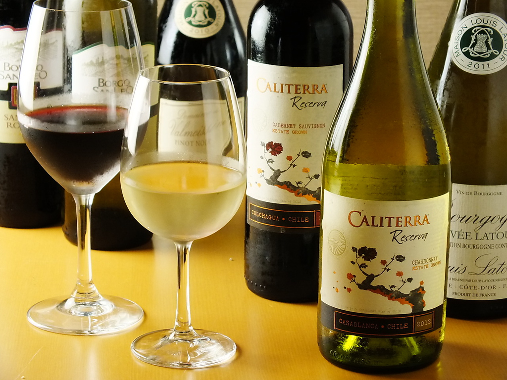 料理に合わせて厳選したワインもどうぞ。