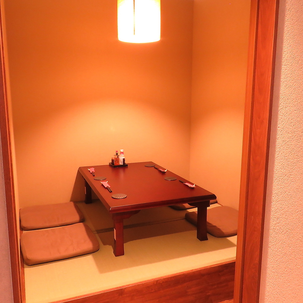 落ち着いた雰囲気の店内。個室の店内はテーブル席、お座敷をご用意しております。