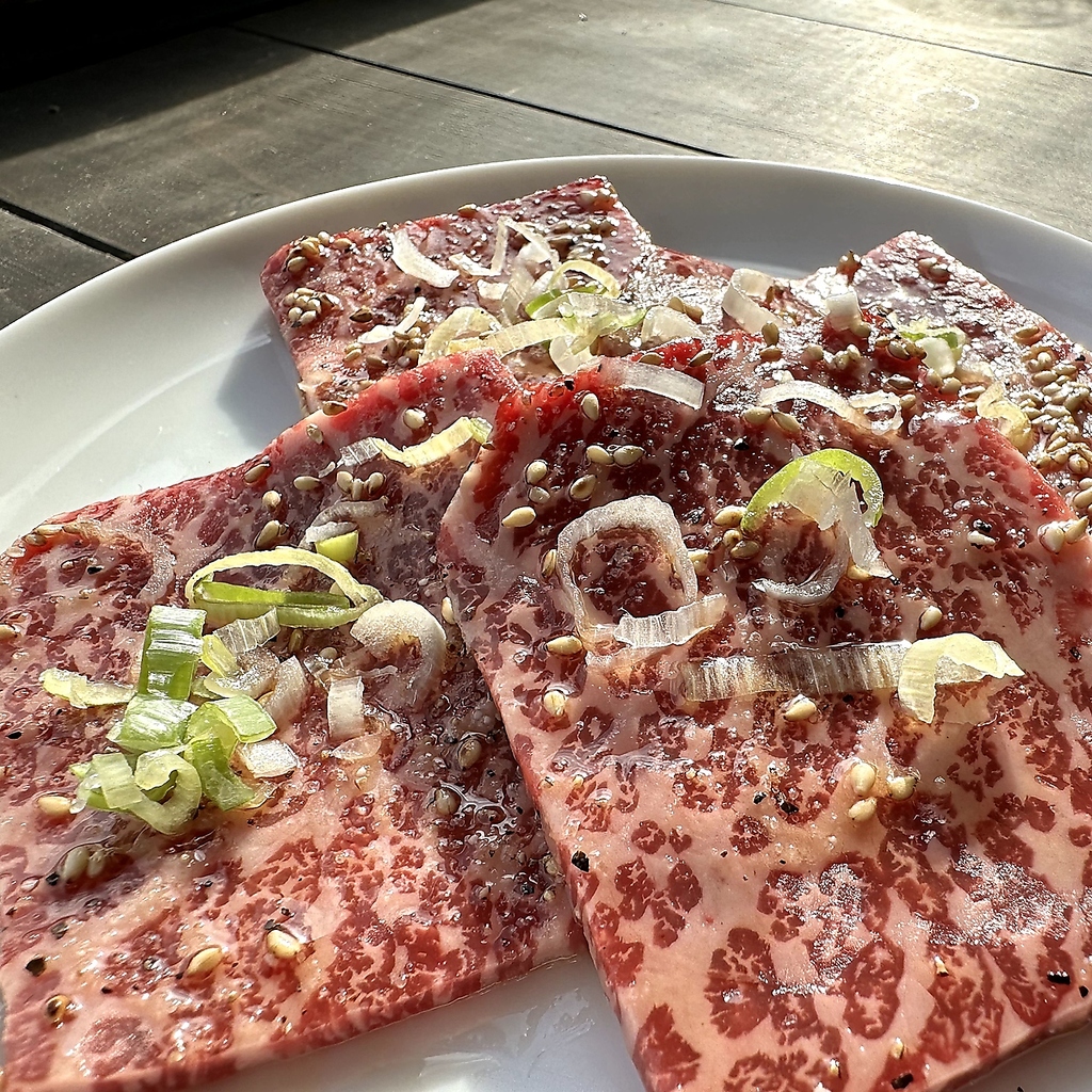 存分にサシが入った肉の輝きをご覧あれ。甘い脂がジュワッと溶け出し、口の中いっぱいに広がります。