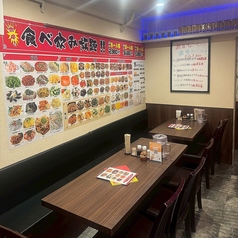 広々とした6名様テーブルは、会社の仲間やご友人との集まりにぴったり。テーブルをつなげたレイアウトで、みんなで料理を囲みながら楽しい時間を過ごせます！