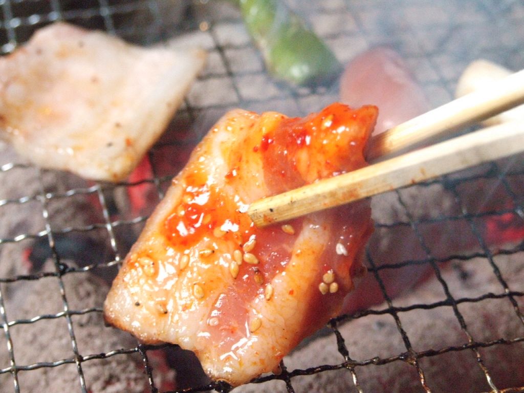 美味しい肉を手頃に食べて欲しく、高品質牛肉を食べ放題に！七輪で焼くことで旨みが染み出る