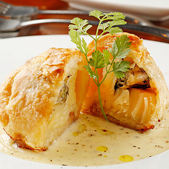 貝の旨みと濃厚なソース『牡蠣とホタテのパイ包み　アンチョビクリームソース』の写真