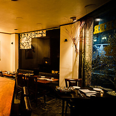 当店は、友人や家族と楽しく集まるのにぴったりな場所です。テーブルは連結できるので、大人数での利用も安心◎落ち着いた雰囲気の中で、心地よいソファ席も完備しています♪ ウッドテイストのデザインで、開放感あふれる店内は、いつでもリラックスできる空間です。