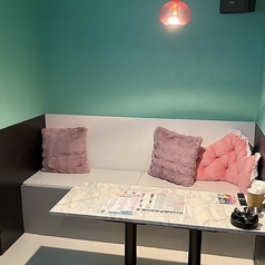 【お洒落空間】5名様でご利用いただける半個室席は女子会にもおすすめです★お洒落な店内で絶品ハンバーガーやフライドチキンをお楽しみください♪