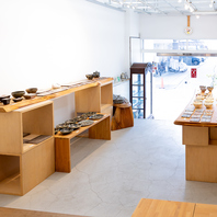 自然光が広がる、1階ギャラリー空間