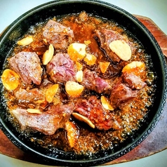 牛ハラミ鉄板焼き　にんにくソース