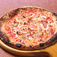 石窯で焼き上げるピザは当店の看板メニューです。
