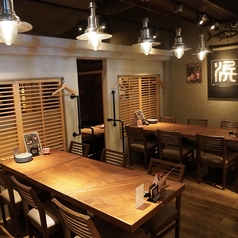 ゆったりとしたテーブル席。ちょっとした団体様の貸切スペースにも◎