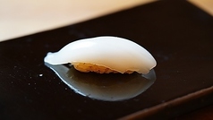 伝統的な江戸前寿司 季節感のある一品料理