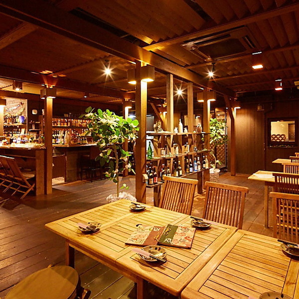 店内は広々とした空間でゆったりお食事をお楽しみ頂けます