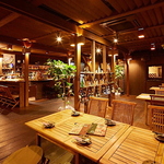 店内は広々とした空間でゆったりお食事をお楽しみ頂けます