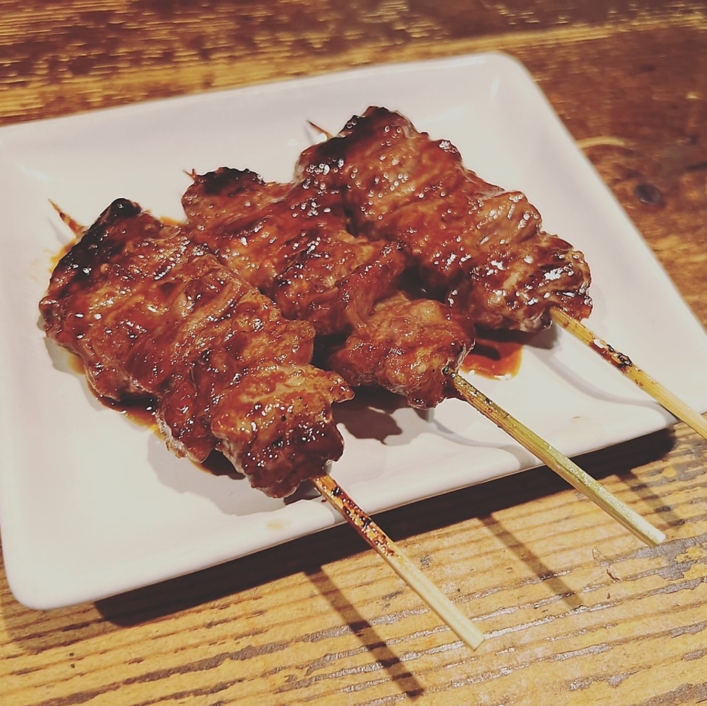 炭火焼の串焼きを1本～ご提供いたします。香ばしさと旨味が詰まった逸品を、存分にご堪能ください。