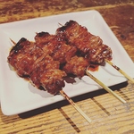 炭火焼の串焼きを1本～ご提供いたします。香ばしさと旨味が詰まった逸品を、存分にご堪能ください。