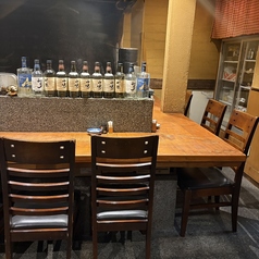 1Fにはカウンター席があり、仕事帰りにふらりと立ち寄れ、サク飲みに最適です。一人でも気軽に利用しやすく、周囲を気にせず自分のペースで楽しむことができます。リラックスした雰囲気の中で、美味しいお酒や料理を味わいながら、日々の疲れを癒すひとときをお過ごしいただけます。ぜひお気軽にお立ち寄りください。