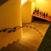 地上から地下へと続く階段は、隠れ家レストランへ向かう高揚感を演出します。踊り場にはイタリアのワインボトルがディスプレイされ、入り口から既に世界観が始まっています。夜にはライトアップされ、そのおしゃれな佇まいは待ち合わせの際にも目を引くポイント。入る前からワクワクが止まらない、素敵な設備の一つです。