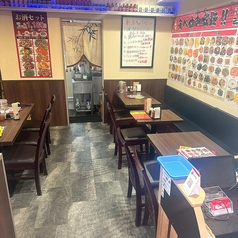 落ち着いた木目調のテーブル席は、友人同士やご家族での食事にぴったり。壁には豊富な中華メニューが並び、選ぶ楽しさも満点！