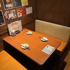 【2名から4名様用テーブル席】仕事帰りにふらっと一杯、仲間との気軽な飲み会にご利用下さい。少人数でゆったりお過ごしいただける空間。名物博多もつ鍋や馬刺しなど本格九州料理と、厳選芋焼酎を囲めば会話も弾みます。日常使いにも、ちょっとした記念日にも。皆様のご来店を心よりお待ちしております。