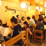 【テーブル席】木目調のテーブルとイスがほっこりとした気分に！地下店には少ない広々空間。