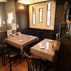 デートやサク飲みに最適な2名様掛けのテーブル席をご用意しております。落ち着いた雰囲気の店内で、周りを気にすることなくゆったりと会話を楽しみながらお食事をしていただけます◎少人数での飲み会や、ちょい飲みプランなどにもぜひご利用ください！