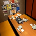 【6名様用テーブル席】女子会・合コン・少人数宴会にぴったりなテーブル席をご用意しました。和の趣を感じる柔らかな光の照明が、落ち着いた雰囲気を演出いたします。居心地の良いくつろぎの空間は、ついつい長居したくなる心地よさ。名物博多もつ鍋や馬刺し、厳選芋焼酎を囲んで、楽しいひとときをお過ごしください。