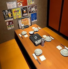 【6名様用テーブル席】女子会・合コン・少人数宴会にぴったりなテーブル席をご用意しました。和の趣を感じる柔らかな光の照明が、落ち着いた雰囲気を演出いたします。居心地の良いくつろぎの空間は、ついつい長居したくなる心地よさ。名物博多もつ鍋や馬刺し、厳選芋焼酎を囲んで、楽しいひとときをお過ごしください。